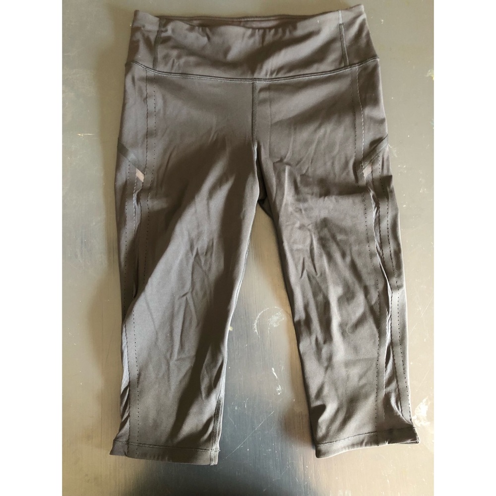 Lululemon Reveal Crop. Size 8